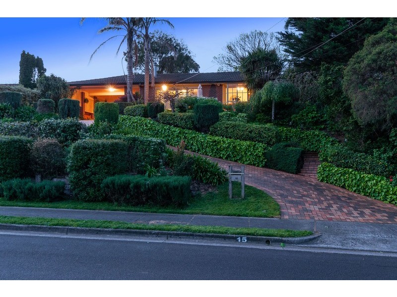 15 Struan Avenue, Mooroolbark VIC 3138