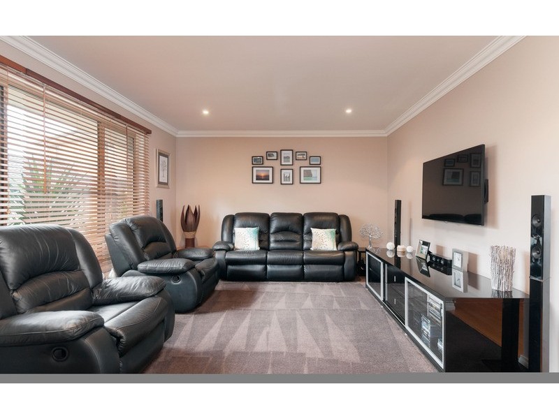 2/14 Russell Avenue, Mooroolbark VIC 3138