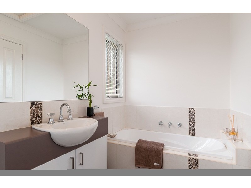 2/14 Russell Avenue, Mooroolbark VIC 3138