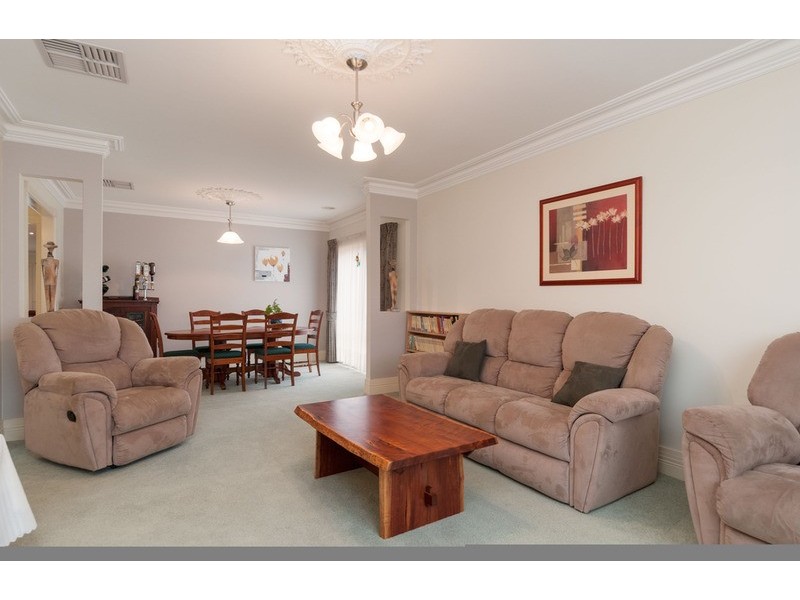 2 Paris Court, Mooroolbark VIC 3138