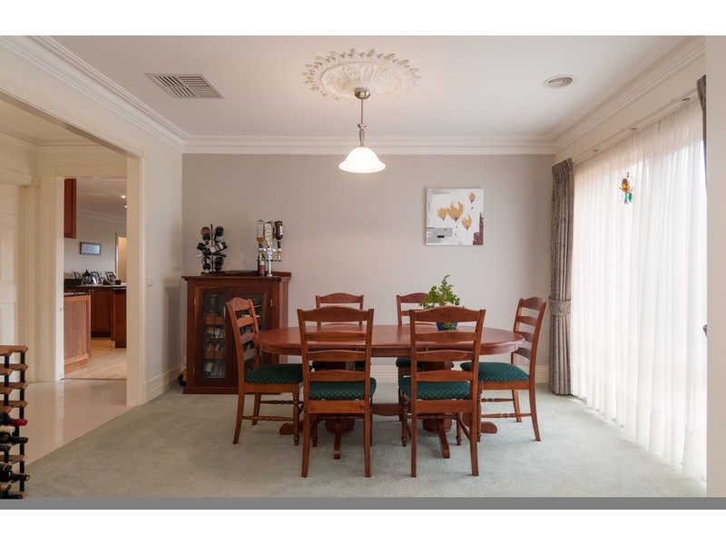 2 Paris Court, Mooroolbark VIC 3138