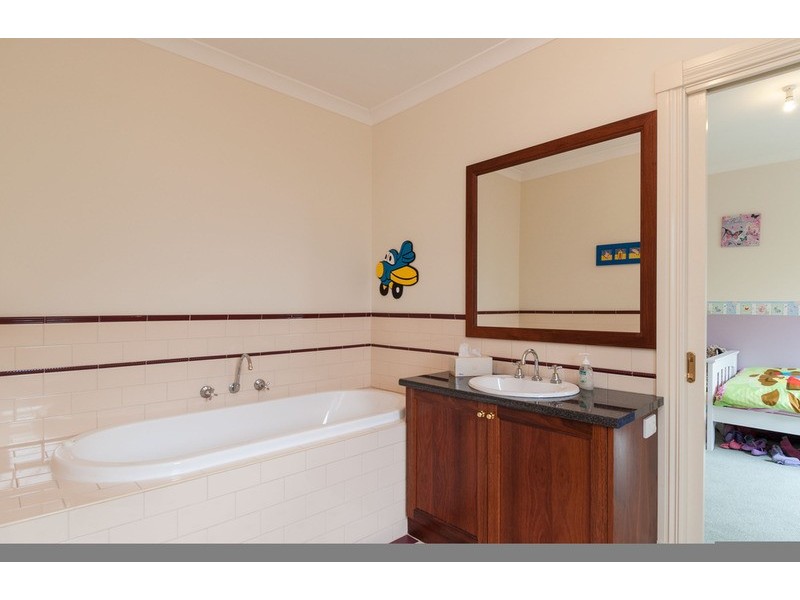 2 Paris Court, Mooroolbark VIC 3138