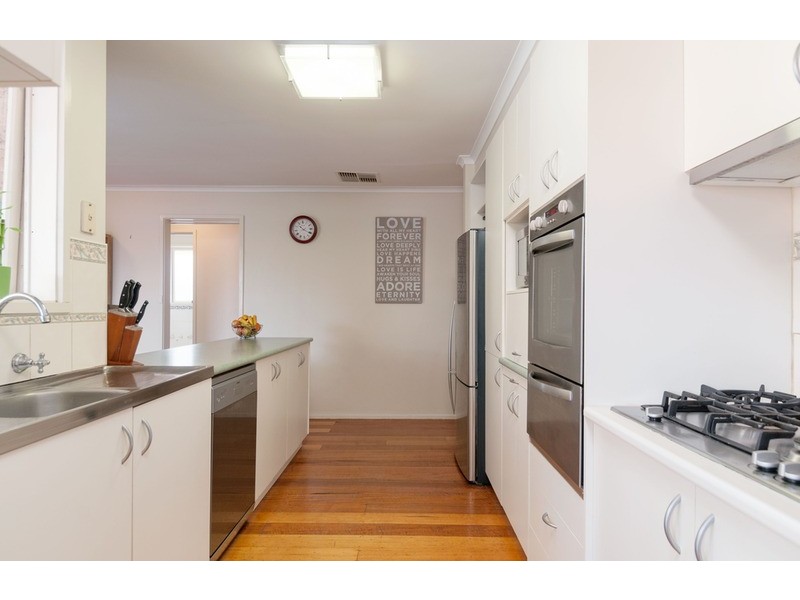 15 Nambour Drive, Mooroolbark VIC 3138