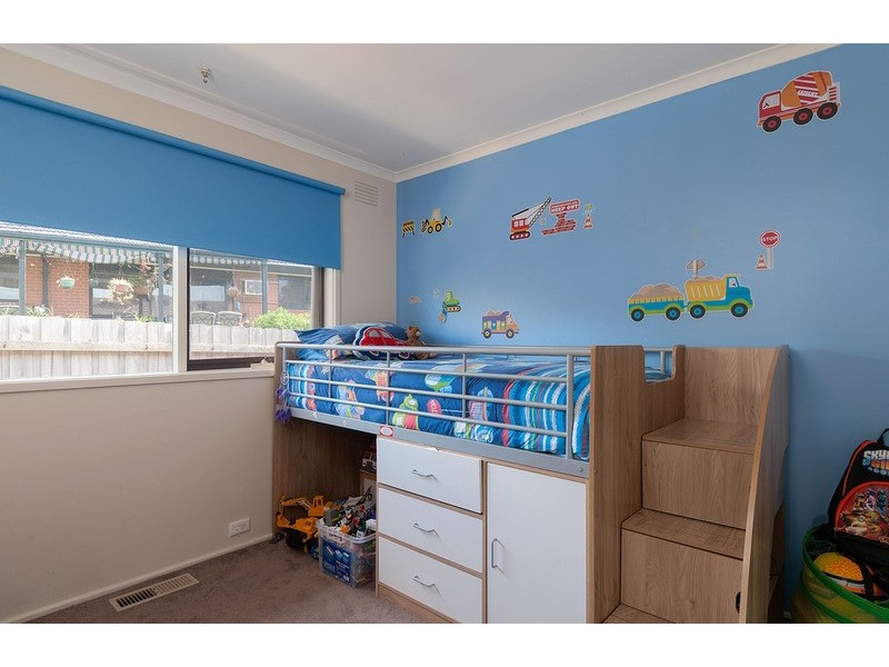 15 Nambour Drive, Mooroolbark VIC 3138