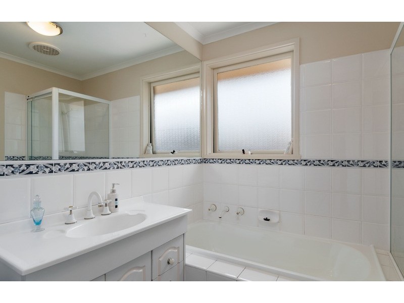 15 Nambour Drive, Mooroolbark VIC 3138