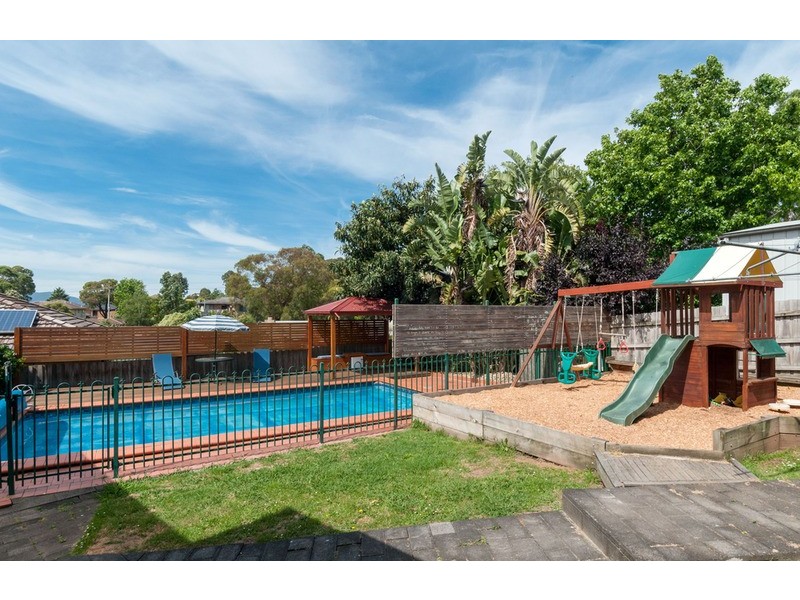 15 Nambour Drive, Mooroolbark VIC 3138
