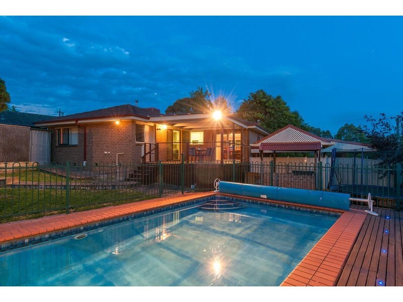 15 Nambour Drive, Mooroolbark VIC 3138