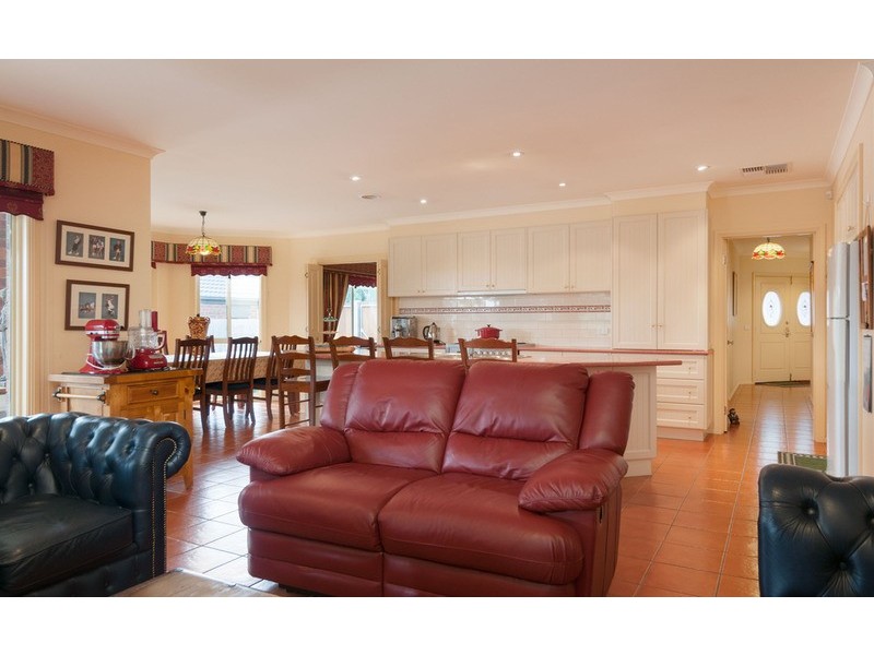 5 Paris  Court, Mooroolbark VIC 3138