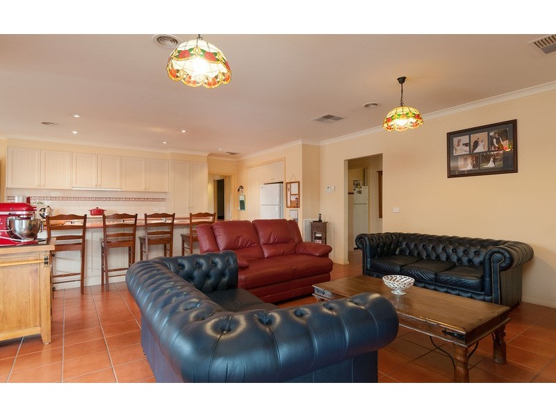 5 Paris  Court, Mooroolbark VIC 3138