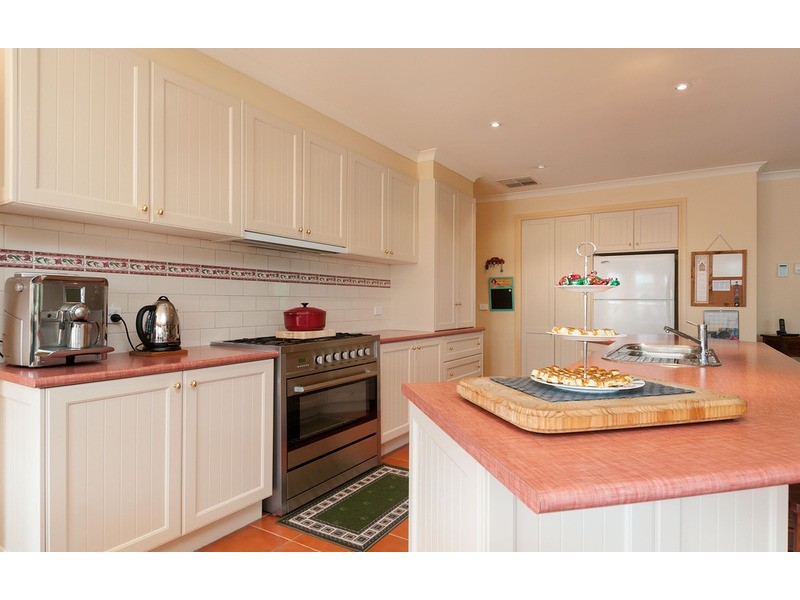 5 Paris  Court, Mooroolbark VIC 3138