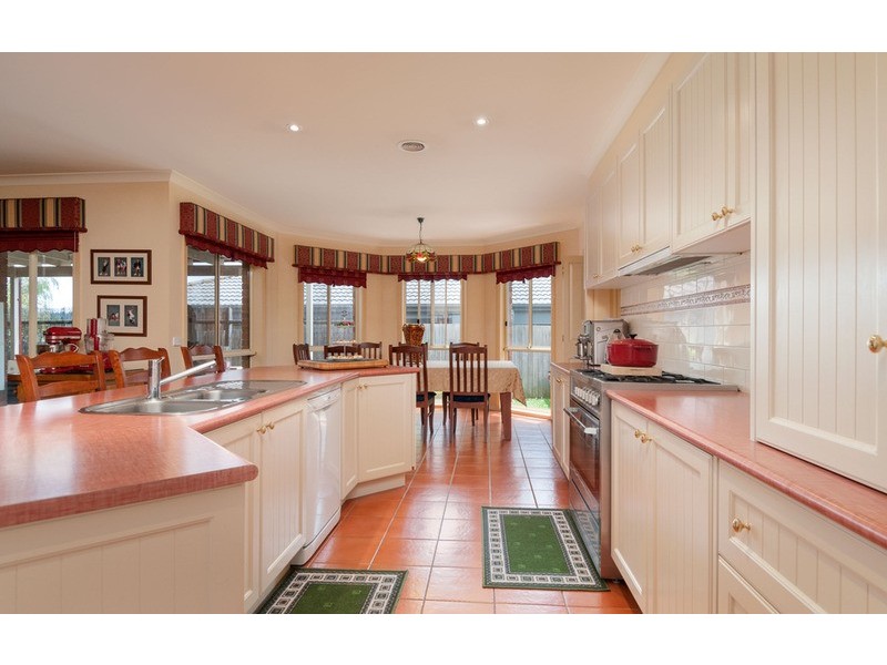 5 Paris  Court, Mooroolbark VIC 3138