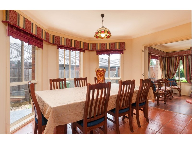 5 Paris  Court, Mooroolbark VIC 3138