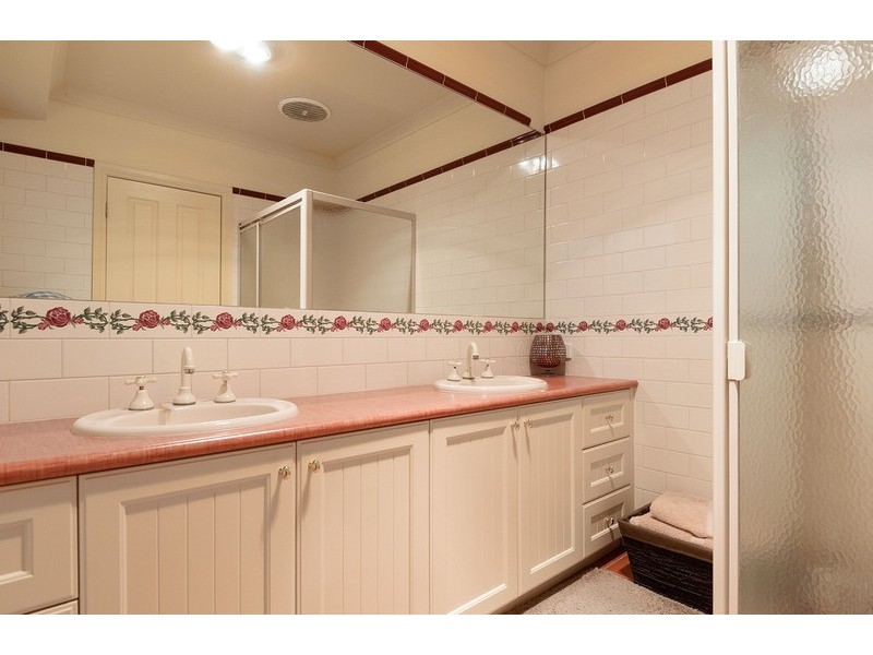 5 Paris  Court, Mooroolbark VIC 3138