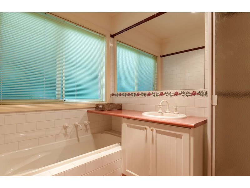 5 Paris  Court, Mooroolbark VIC 3138