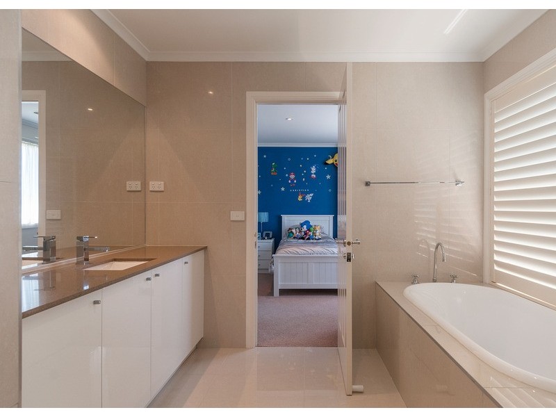 68 Blue Ridge Drive, Mooroolbark VIC 3138