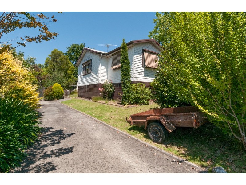 8 Caromar Street, Croydon VIC 3136