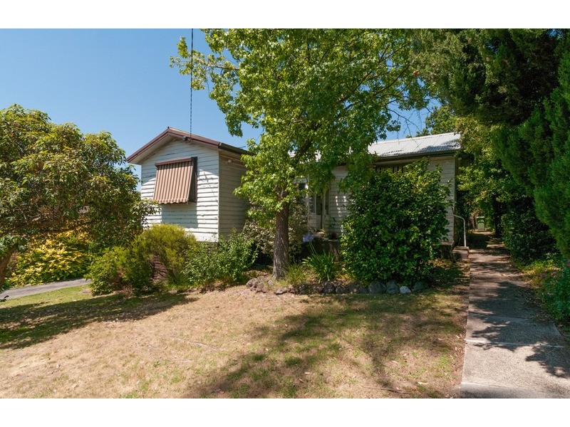 8 Caromar Street, Croydon VIC 3136