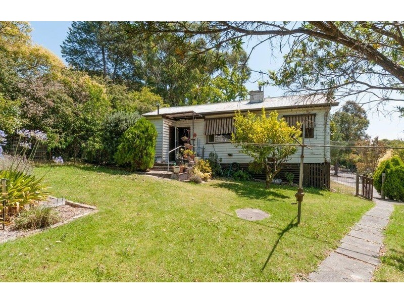 8 Caromar Street, Croydon VIC 3136