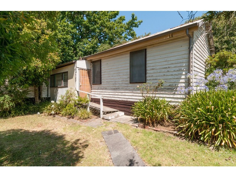 8 Caromar Street, Croydon VIC 3136