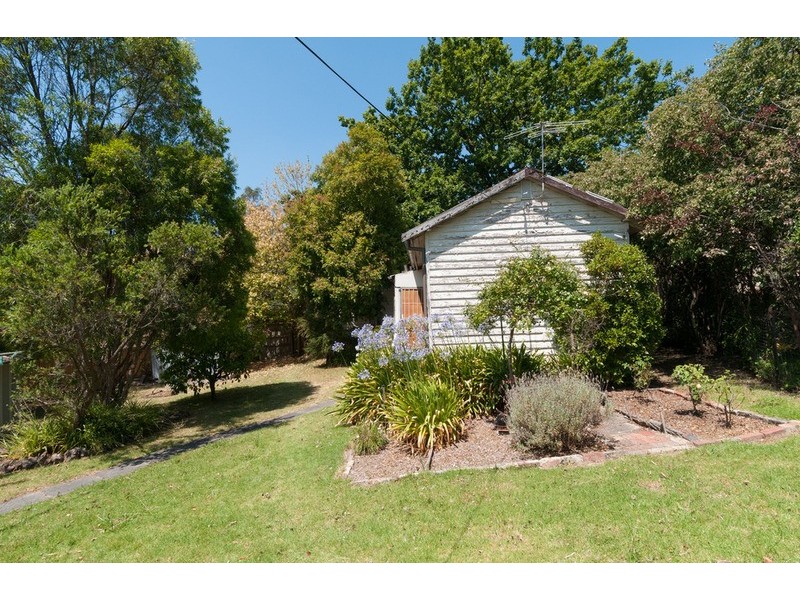 8 Caromar Street, Croydon VIC 3136