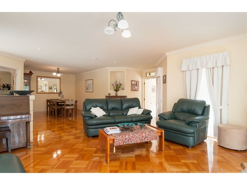 2 Denval Place, Mooroolbark VIC 3138