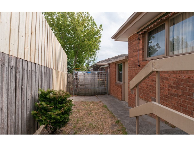 2/237-239 Hull  Road, Mooroolbark VIC 3138