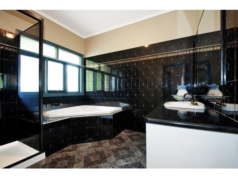 13 Glasgow Road, Kilsyth VIC 3137