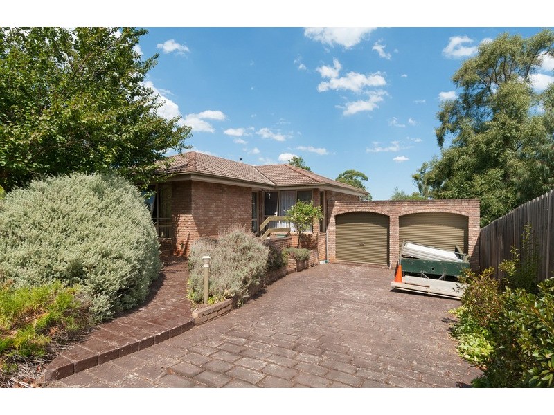 24 Eastwood Crescent, Mooroolbark VIC 3138