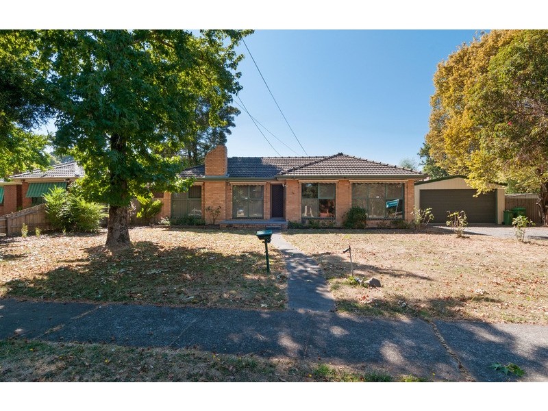 10 Longfellow Avenue, Mooroolbark VIC 3138