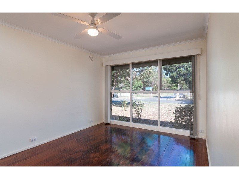 10 Longfellow Avenue, Mooroolbark VIC 3138