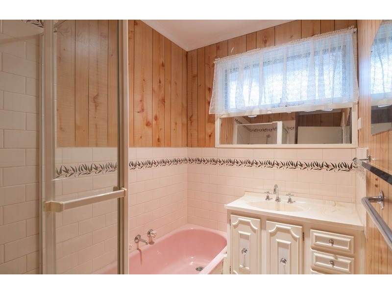 10 Longfellow Avenue, Mooroolbark VIC 3138