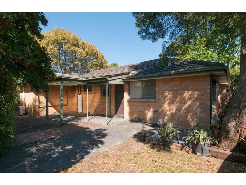 10 Longfellow Avenue, Mooroolbark VIC 3138