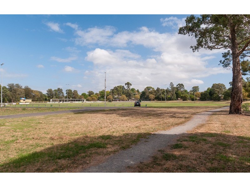 10 Longfellow Avenue, Mooroolbark VIC 3138