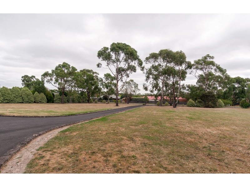 2 Neryl Court, Mooroolbark VIC 3138