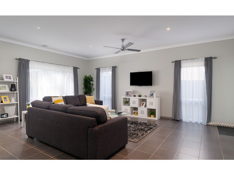 12a Dryden Concourse, Mooroolbark VIC 3138