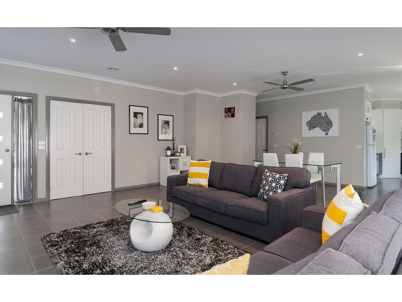 12a Dryden Concourse, Mooroolbark VIC 3138