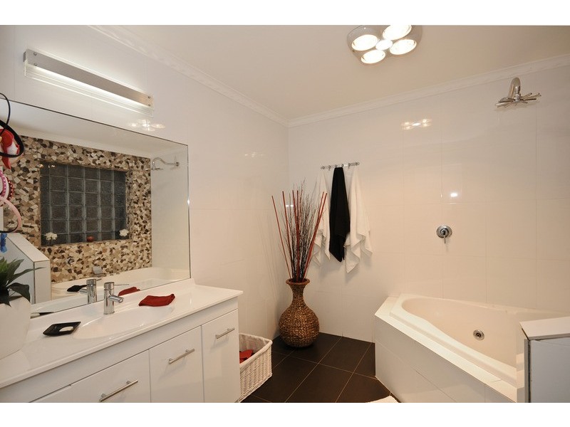 8 Chirnside  Drive, Chirnside Park VIC 3116