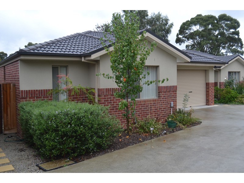 2/16 MacMillan  Street, Mooroolbark VIC 3138