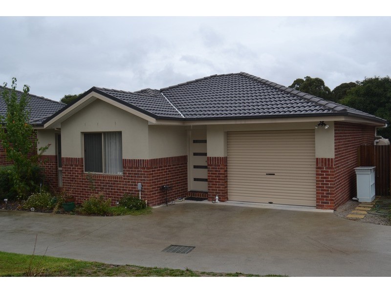 2/16 MacMillan  Street, Mooroolbark VIC 3138