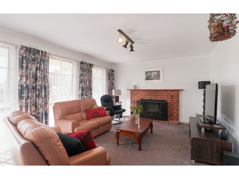 6 Weymar Crescent, Wandin North VIC 3139