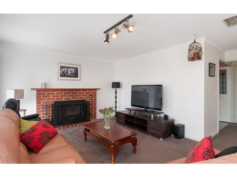 6 Weymar Crescent, Wandin North VIC 3139