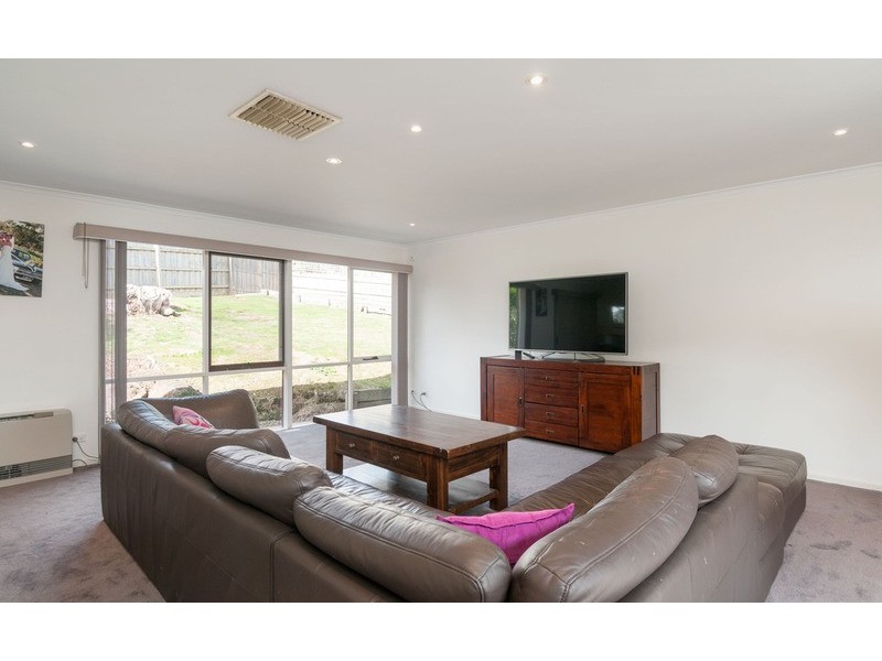 6 Weymar Crescent, Wandin North VIC 3139