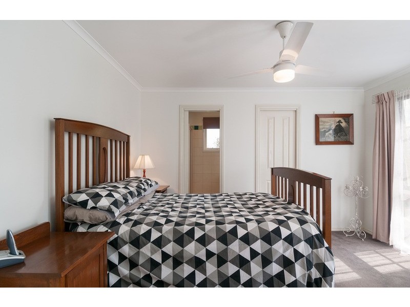 6 Weymar Crescent, Wandin North VIC 3139