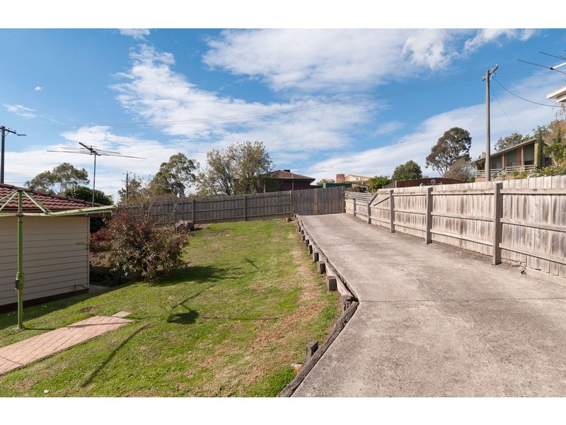 6 Weymar Crescent, Wandin North VIC 3139