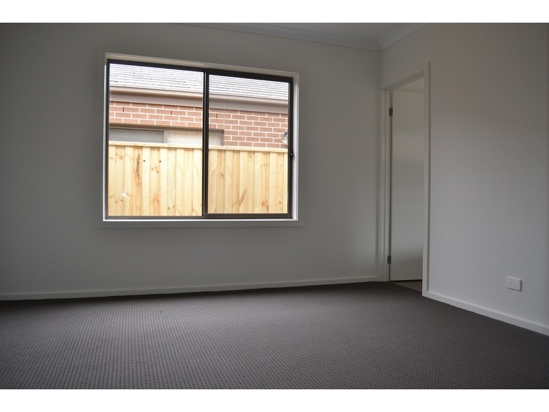 33 Tanika Circuit, Croydon VIC 3136