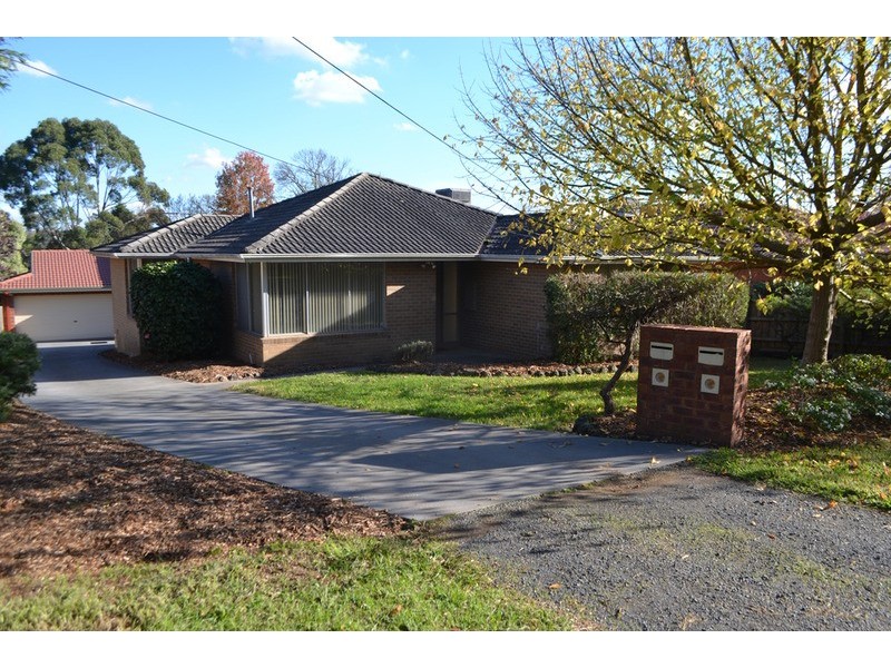 52 Cambridge Road, Mooroolbark VIC 3138