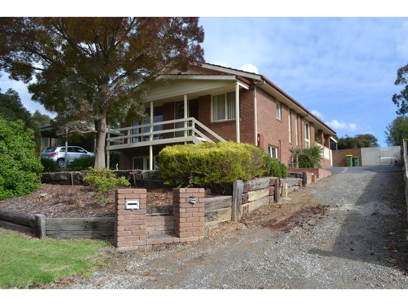 13 Zina Grove, Mooroolbark VIC 3138