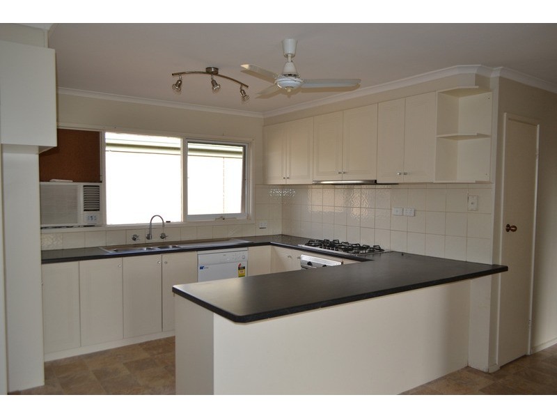 13 Zina Grove, Mooroolbark VIC 3138