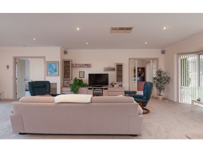 17 Neryl Court, Mooroolbark VIC 3138