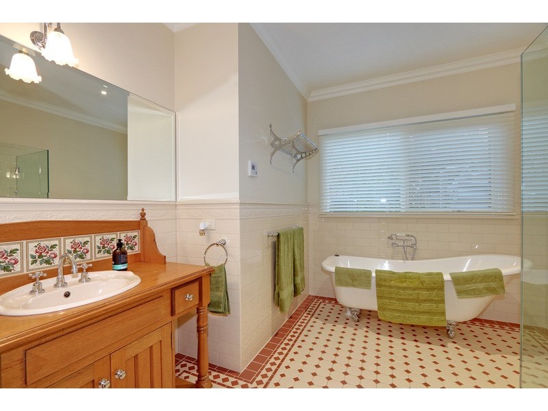 49 Valley Park Drive, Mooroolbark VIC 3138